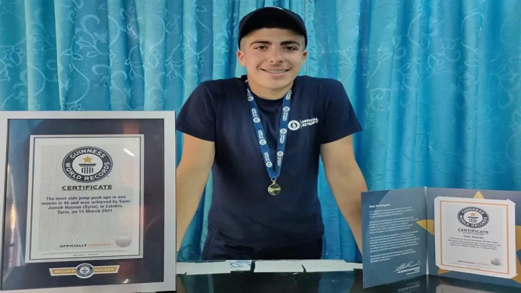 بالفيديو/ شاب سوري يحطم رقم "غينيس" السعودي متربعًا كأصغر لاعب قوة بدنية في العالم