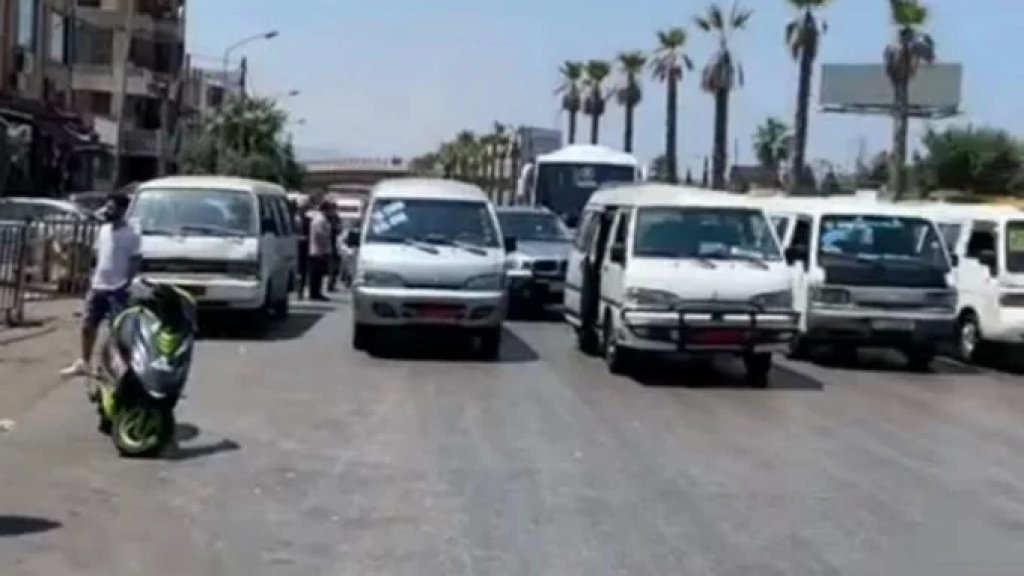 بالفيديو/ قطع طريق المطار بواسطة الفانات