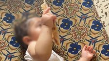 جمعية تنشر صورة لطفل يحمل قطعة من الخبز ورسالة مؤلمة من والدته: "من الـ 6 الصبح واعيين يبكو وما عندي شي بالبيت اعملن ياه عم ناكل خبز حاف الحمدلله"