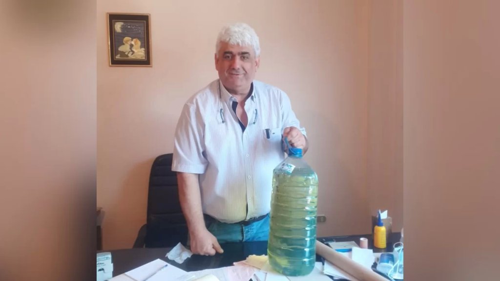 بعد انتشار صورة تحت عنوان "طبيب لبناني صار عم ياخد بنزين بدل المصاري".. الأخير ينفي: "غالون البنزين كان هدية من صديق"!