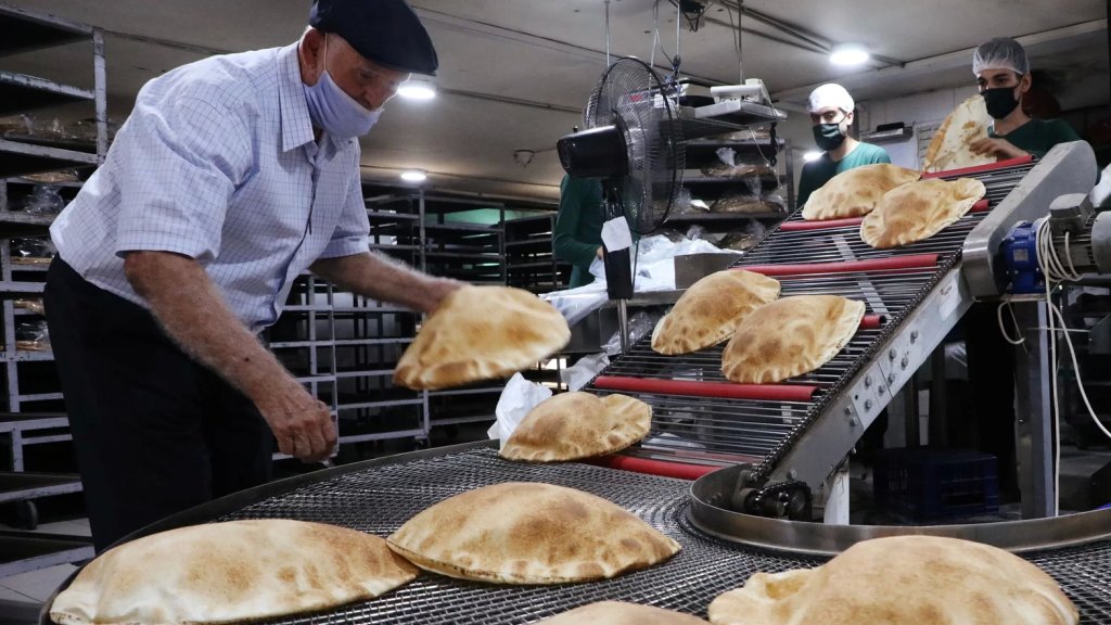 رئيس نقابة عمال المخابز دعا إلى الاعتصام الخميس رفضاً للمس برغيف الخبز: هل بدء العد العكسي للطوابير أمام الافران من أجل تأمين الرغيف؟