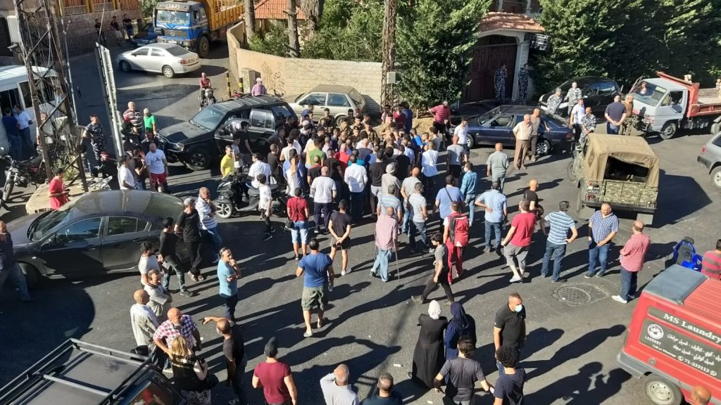 وقفة احتجاجية لشباب عانوت احتجاجا على وفاة الطفلة جوري السيد وللمطالبة بغرفة عناية فائقة للأطفال في اقليم الخروب وتأمين الأدوية والمازوت