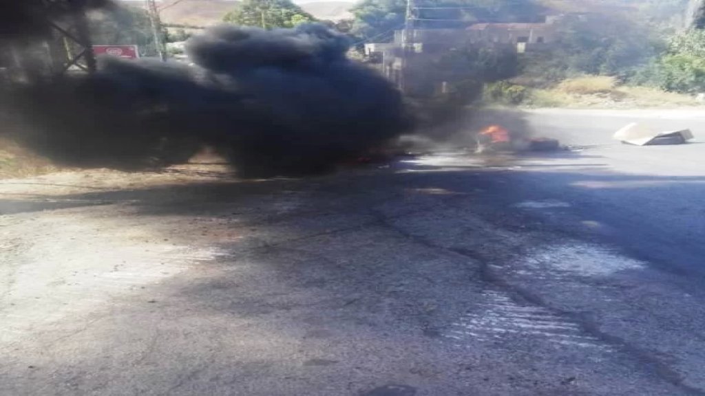 محتجون على الأوضاع الاقتصادية والسياسية قطعوا السير لبعض الوقت عند مدخل الهرمل على جسر العاصي