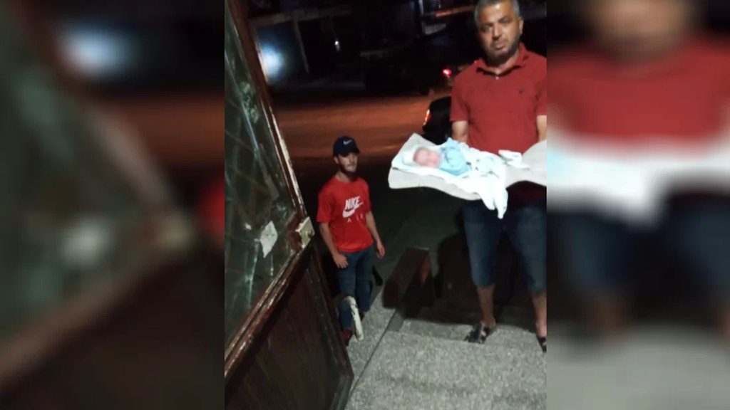 بالصورة/ العثور على رضيع أمام باب مسجد صلاح في منطقة البداوي