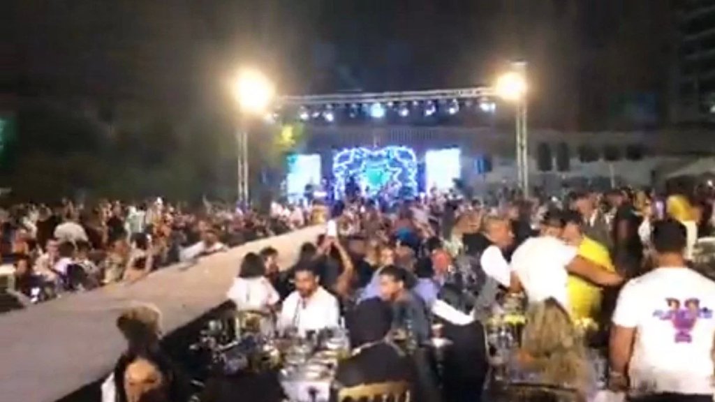بالفيديو/ في بيروت.. السهرة عامرة "وولا نص كمامة" !