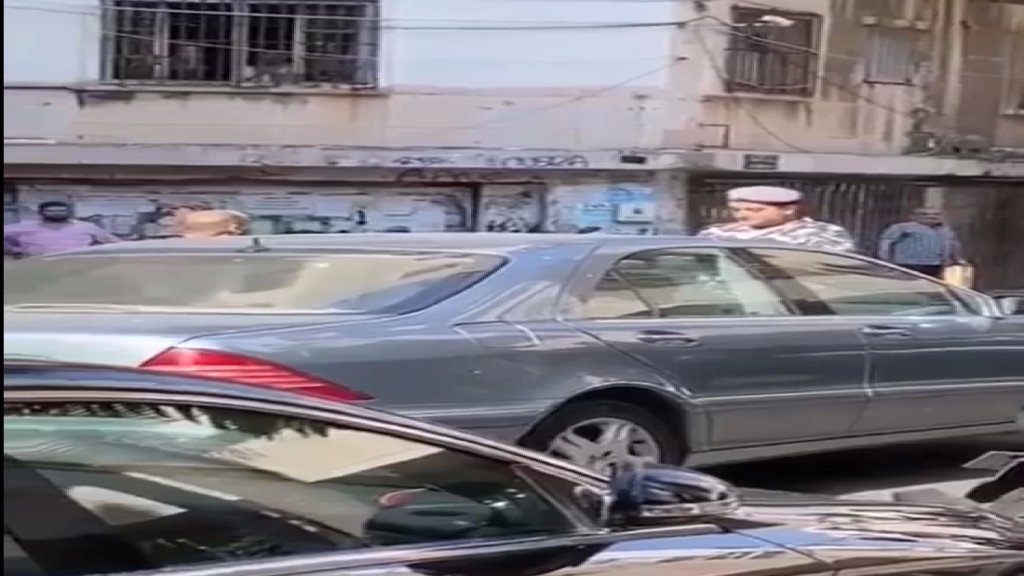 فيديو متداول لدركي ينظم السير قرب إحدى المحطات وحين حاول أحد المواطنين تخطي الدركي وقطع الطريق على غيره طلب الأخير منه التوقف فحاول دهسه... كل ما طالب به هو احترام "البدلة"!