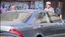 فيديو متداول لدركي ينظم السير قرب إحدى المحطات وحين حاول أحد المواطنين تخطي الدركي وقطع الطريق على غيره طلب الأخير منه التوقف فحاول دهسه... كل ما طالب به هو احترام "البدلة"!