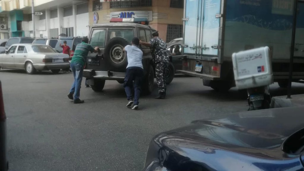 "بدها دفشة".. صورة متداولة لآلية لقوى الأمن فرغت من البنزين وشبان يدفعونها في طرابلس