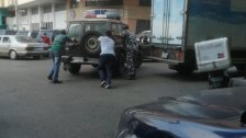 "بدها دفشة".. صورة متداولة لآلية لقوى الأمن فرغت من البنزين وشبان يدفعونها في طرابلس