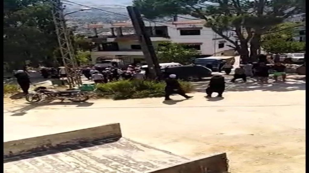 بيان الجيش اللبناني: أوقفت وحدة من الجيش في بلدة شويّا أربعة أشخاص قاموا بإطلاق الصواريخ وضبطت الراجمة المستخدمة في العمليّة