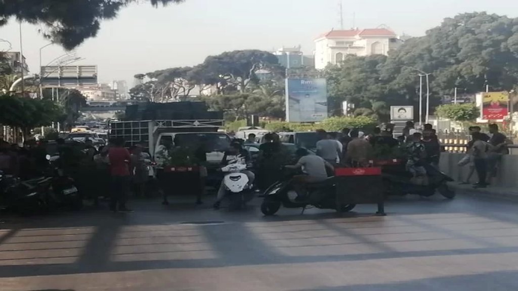 محتجون على الاوضاع أقفلوا طريقي المطار القديمة والرحاب