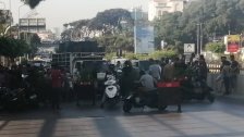 محتجون على الاوضاع أقفلوا طريقي المطار القديمة والرحاب