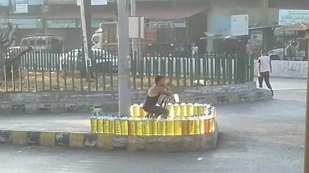 "بيّاع الغالونات".. صورة متداولة من دوار العبدة في عكار!