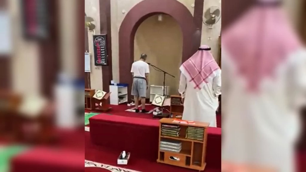 بالفيديو/ إحالة مؤذن للتحقيق في الكويت بعدما رفع الأذان وهو يرتدي "الشورت"!