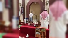 بالفيديو/ إحالة مؤذن للتحقيق في الكويت بعدما رفع الأذان وهو يرتدي "الشورت"!