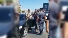 قوى الأمن توضح ما حصل على طريق المطار: إشكال بين دراج وعنصر بلدية على خلفية إصرار خفير من الجمارك على العبور عكس السير لتعبئة البنزين