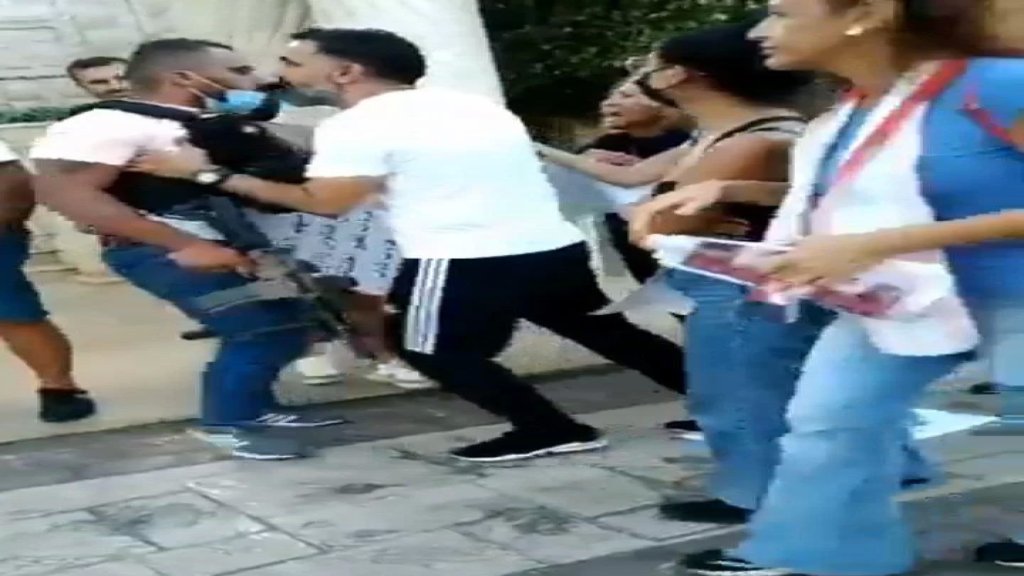 مرافق القاضي "عصب".. ويلقم سلاحه بوجه المعتصمات! 