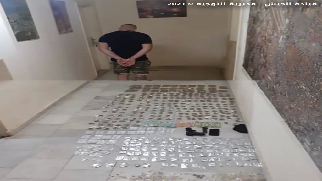  الجيش: توقيف لبناني و22 سوريا وفلسطينين 2 على متن مركب على شاطئ منطقة تل حياة - عكار أثناء محاولتهم مغادرة لبنان بطريقة غير شرعية وبحوزتهم 17 غالون بنزين