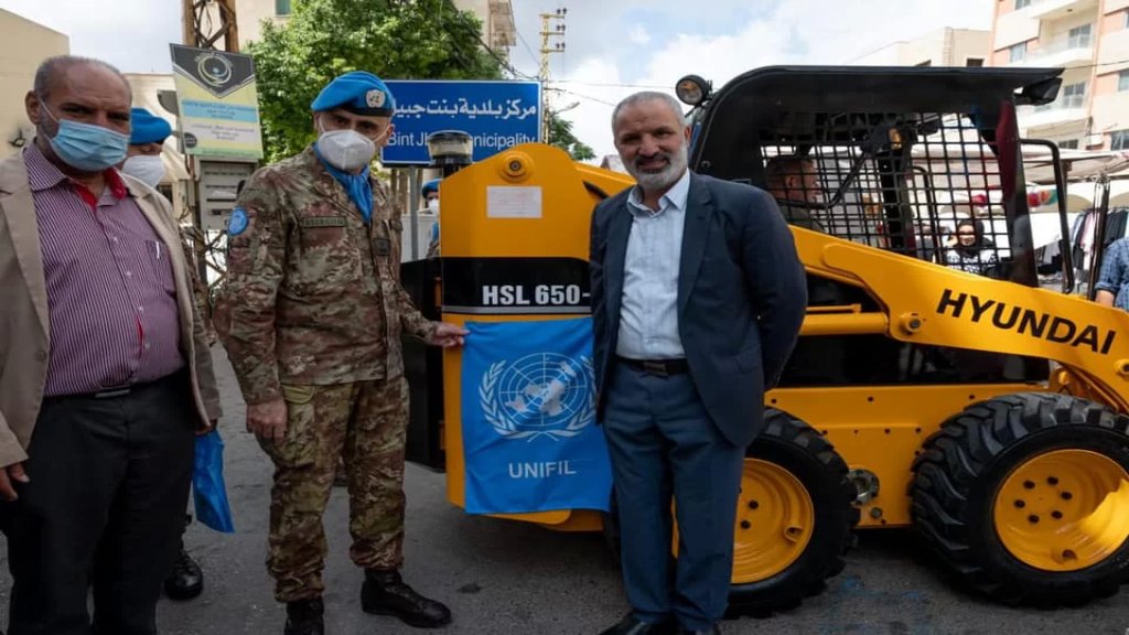 آلية "بوبكات" من اليونيفيل الإيطالية لبلدية بنت جبيل 