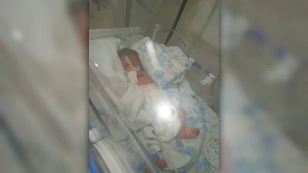 رفضت إحدى المستشفيات إعطائه إياها كونه لا يعالج فيها.. طفل ولد بالشهر السادس بوضع صحي صعب في "الكوفاز" وبحاجة ماسة إلى 3 حقن Fluconazole لإنقاذ حياته ولا يمكن العثور عليها إلا في المستشفيات!