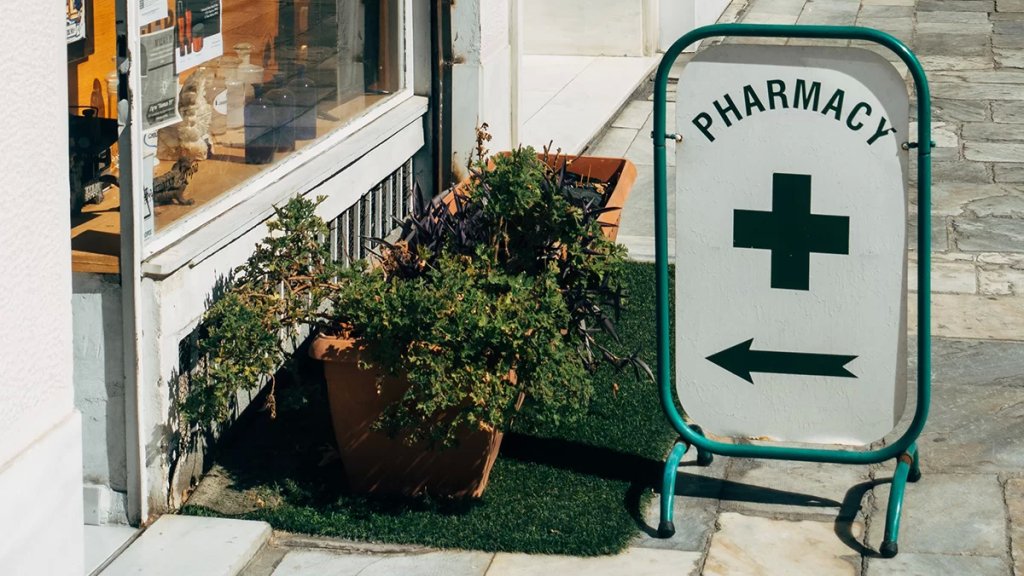 صيادلة يدخلون السوق السوداء: الأدوية المدعومة... بلا دعم