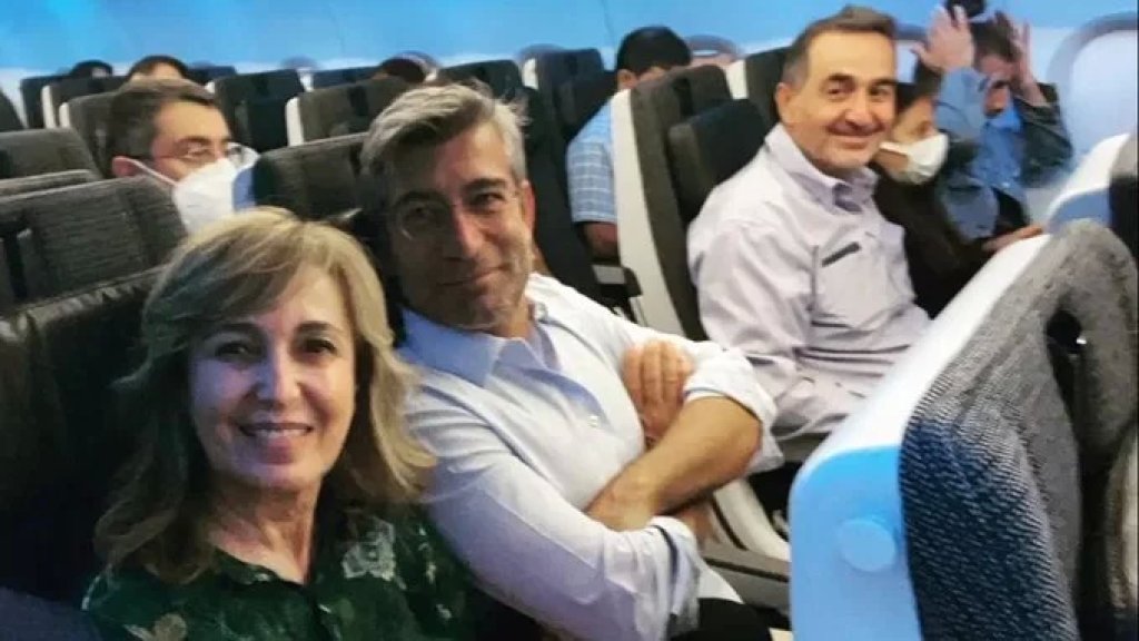 صورة تنتشر لوزير الطاقة وليد فياض من داخل الطائرة خلال سفره إلى مصر من أجل الغاز