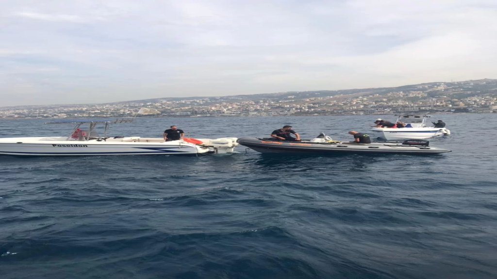 بالصور/ الدفاع المدني يواصل البحث عن مفقودَين جرّاء سقوط طائرة تدريب مقابل شاطئ حالات 