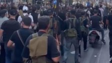 بالفيديو / ظهور الالاف من المسلحين في محلة المشرفية بعد الكمين الغادر الذي ادى الى استشهاد وجرح العشرات ونفذه عناصر القوات اللبنانية بحسب بيان الثنائي الشيعي