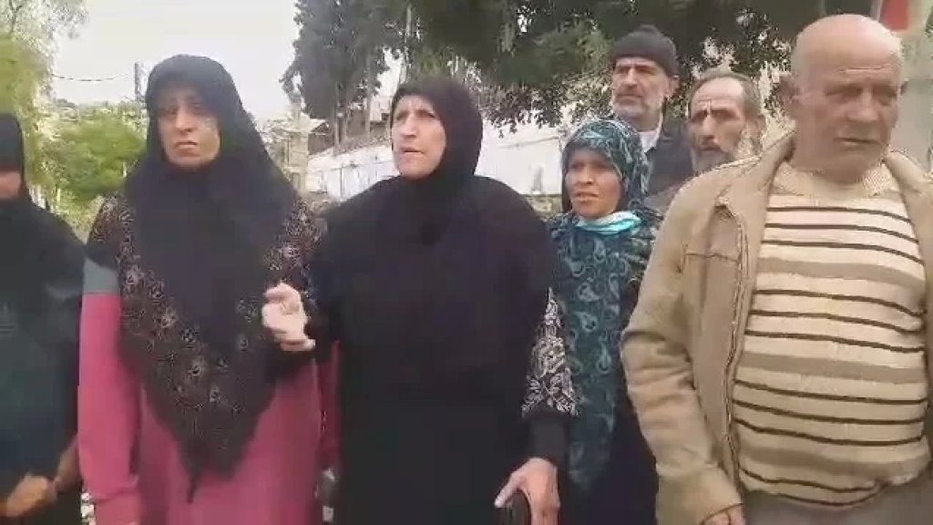 باللفيديو/ مزارعو التبغ يقاطعون التسليم ويطلقون صرخة: "يعطونا بس حق كرتونة البيض.. في سعر بعوض تعبنا وفي انتخابات، اذا فش بدنا نكسر الصناديق والنائب لبيجي عالبلد لأن عم ياكلوا تعبنا"