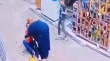 بالفيديو/ "شجاعة الأم".. سيدة مصرية تنقذ نجلها من الموت صعقاً بأعجوبة: سحبت فوراً السلك من يده وحضنته