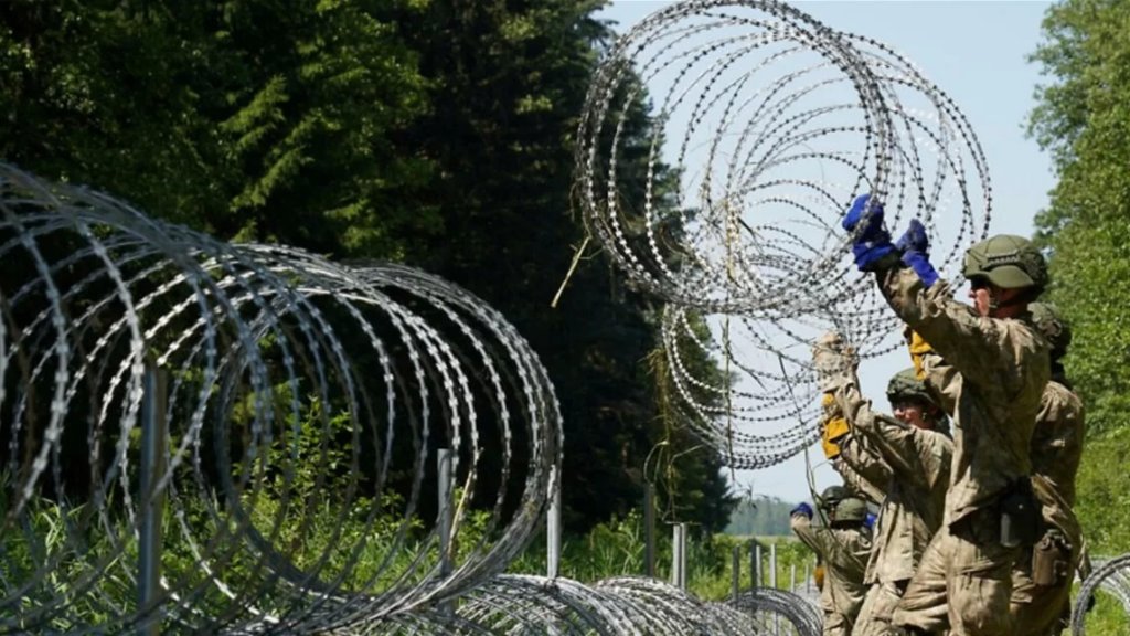 عالقون بين بيلاروسيا وبولندا.. معاناة سوري يسعى لإنقاذ عائلته