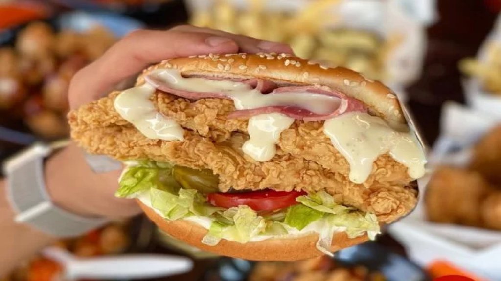 مطعم مصري يقدم جائزة مغرية لـ"الأكيلة".. وجبة تضم أكثر من نوع من الطعام يجب الإنتهاء منها في مدة لا تزيد عن 15دقيقة!