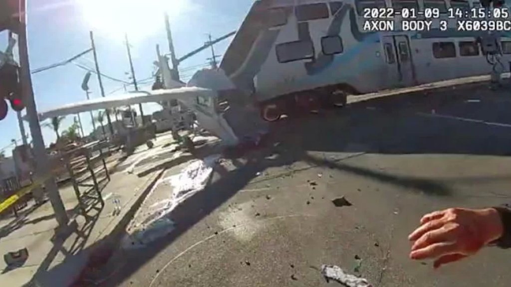 حادث غريب...قطار يصدم طائرة وفيديو يحبس الأنفاس لإنقاذ الطيار قبل ثوان من التصادم!