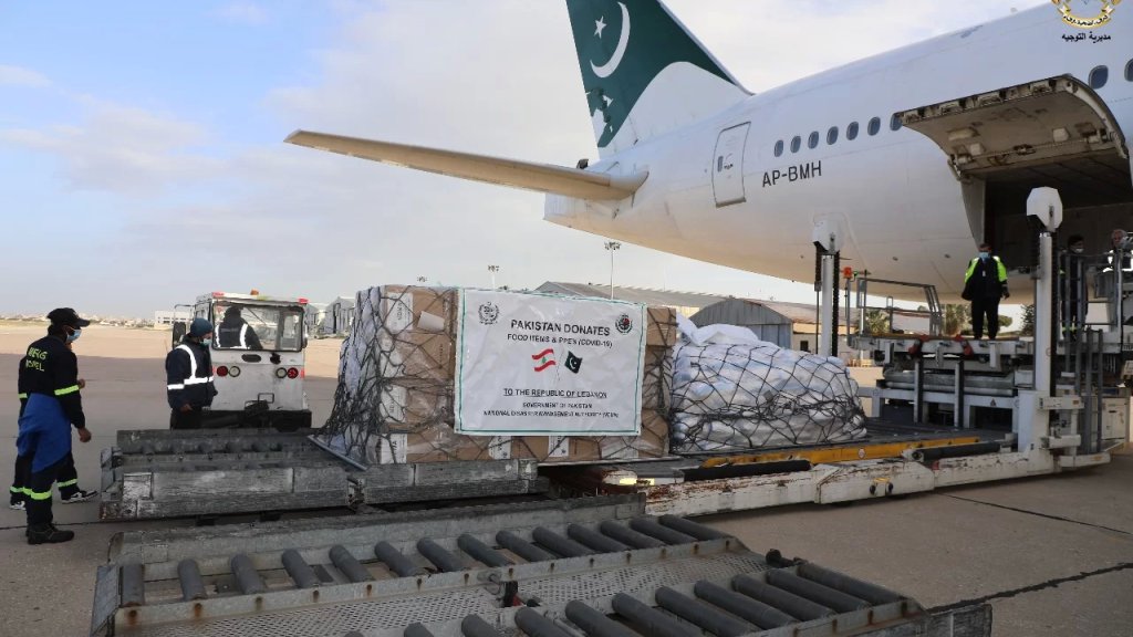بالصور/ 40 طناً من المواد الطبية والغذائية.. هبة من باكستان إلى الجيش اللبناني