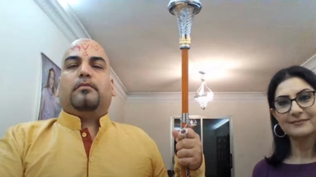 فيديوهات لكارمن شماس مع رجل تدّعي أنّه "رسول مرسل من السماء" تثير السخرية: أنتم الآن في نعيم.. إله الشمس صديقي وحبيبي كل يوم بيجي بزورني!