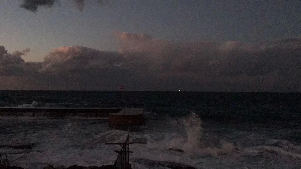 بالفيديو والصور/ فوج إطفاء بيروت أنقذ شاباً من الغرق وفوج الحرس أخلى الكورنيش البحري من الرواد حفاظاً على سلامتهم بسبب ارتفاع موج البحر