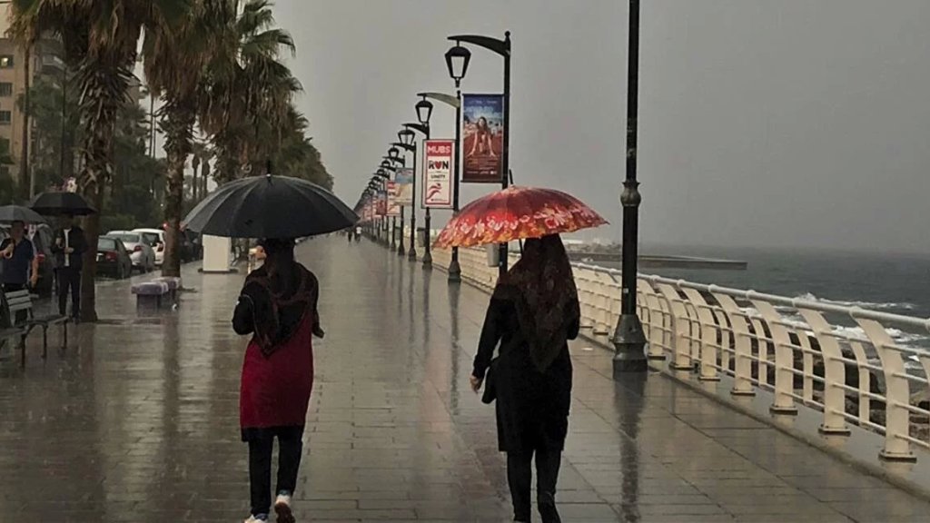 منخفض جوي يصل غدًا.. أمطار غزيرة ورياح ناشطة ورعد وبرق!