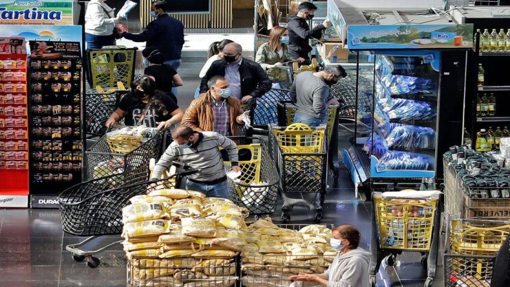 كلّ الأسعار سترتفع.. لبنان يتلقّى ضربات الداخل والخارج والمصرف المركزي يستدرج الدولارات المخزّنة في المنازل!