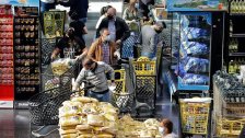 كلّ الأسعار سترتفع.. لبنان يتلقّى ضربات الداخل والخارج والمصرف المركزي يستدرج الدولارات المخزّنة في المنازل!