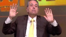 بالفيديو/ الاعلامي المصري الشهير توفيق عكاشة.. باع عفش منزله وصار "عالحديدة"!