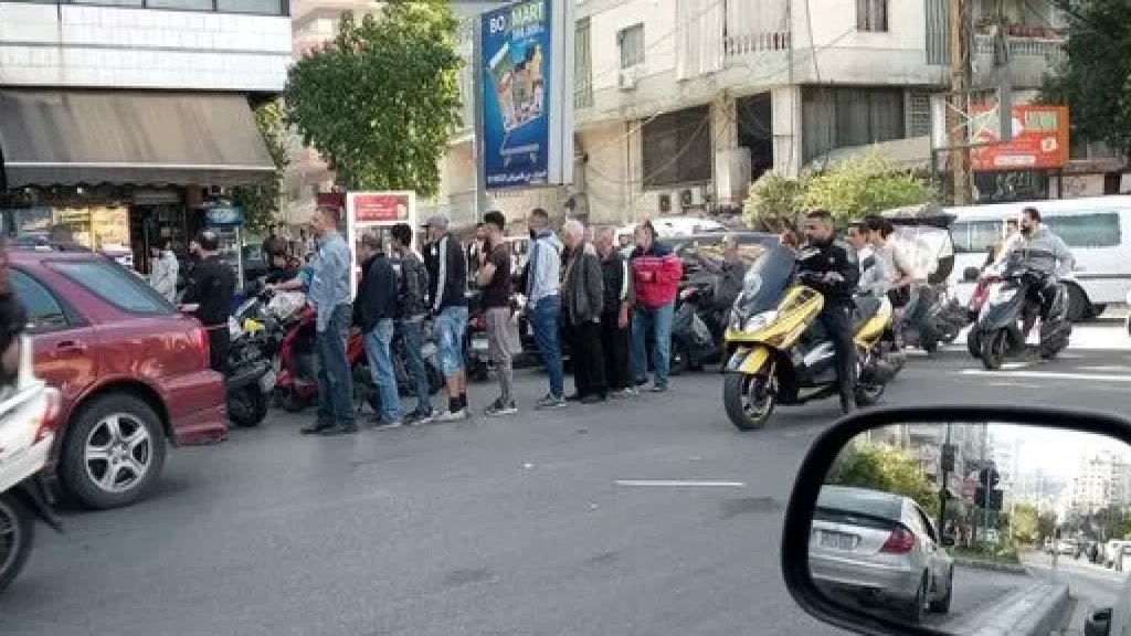 بالصورة/ في ظل أزمة الطحين والخبز.. زحمة وطوابير أمام الافران!