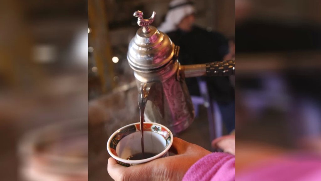 "حوّل، ميّل، تفضل".. عادات اللبنانيين الإجتماعيّة تتغيّر: وداعاً لكرم الضيافة!