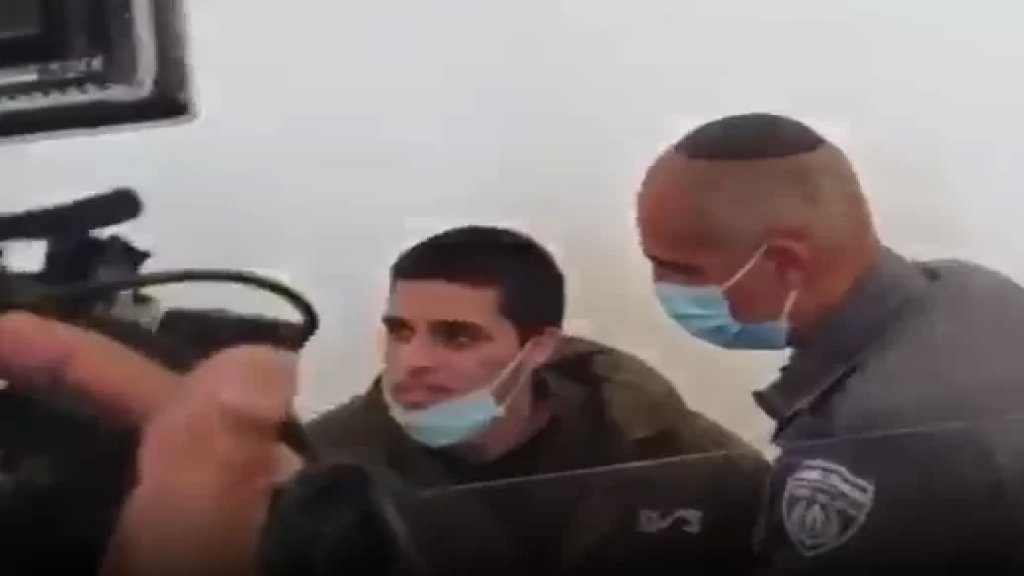 بالفيديو/ والدة الطفل الفلسطيني أحمد مناصرة لحظة إحضاره إلى قاعة المحكمة في بئر السبع: "حبيبي انت، يا عمري، هيني يما"