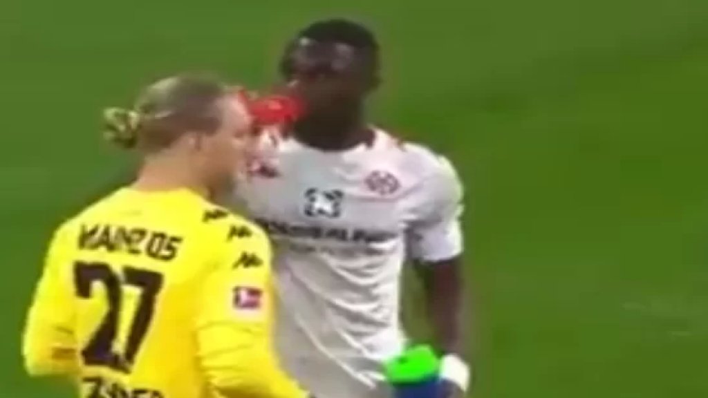 بالفيديو/ لأول مرة بالدوري الألماني.. حكم مباراة يوقف اللعب من أجل إفطار لاعب مسلم!