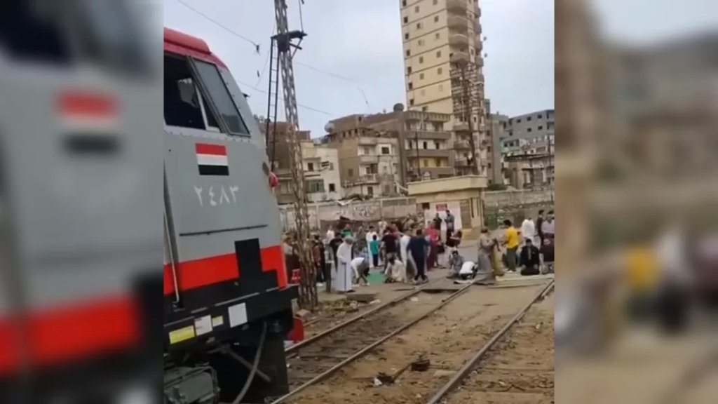 صلاة العيد على قضبان القطار تثير الغضب في مصر.. السائق انتظر المصلين حتى ينتهوا كي لا تقع الكارثة!