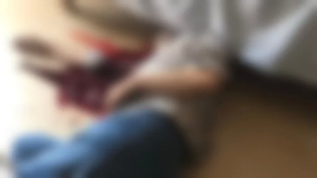 العثور على مواطن مصاباً برصاصة في رأسه داخل منزله في القطين.. وحالته حرجة!