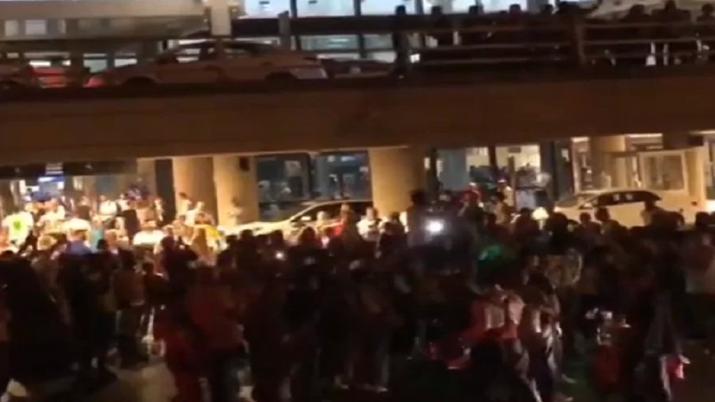بالفيديو/ لبنانيون يستقبلون أبنائهم وأهلهم في مطار بيروت "بالزفة والدبكة" في عادة باتت دارجة يومياً خارجة صالة الوصول 