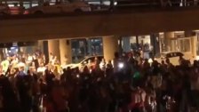 بالفيديو/ لبنانيون يستقبلون أبنائهم وأهلهم في مطار بيروت "بالزفة والدبكة" في عادة باتت دارجة يومياً خارجة صالة الوصول 