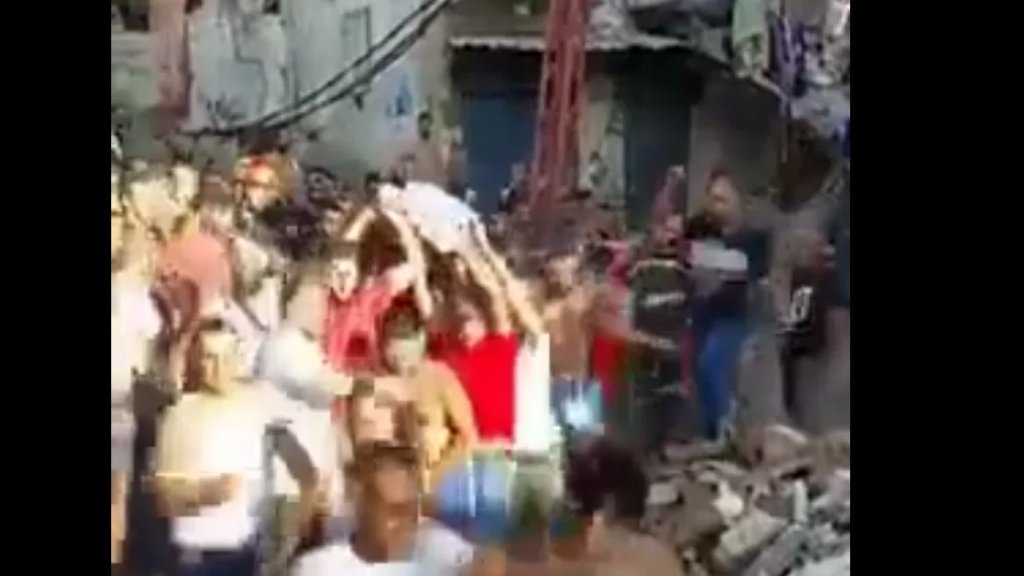 فيديو متداول: انتشال إمرأة ناجية من تحت ركام المبنى المنهار في طرابلس
