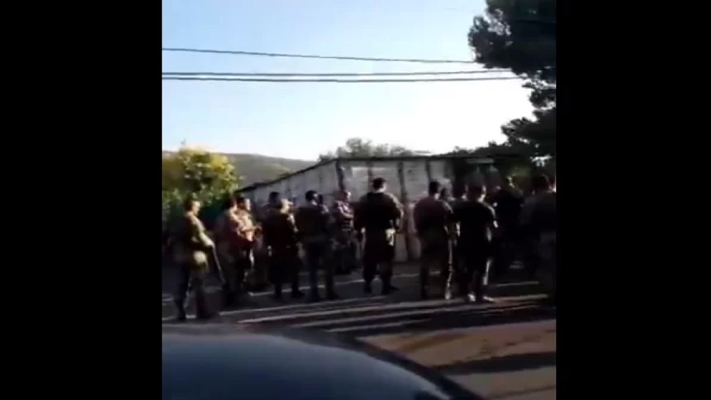 بالفيديو/ المشهد في بلدة الحنية -صور حيث حصل إشكال بين عائلتين  تطور الى إطلاق نار 